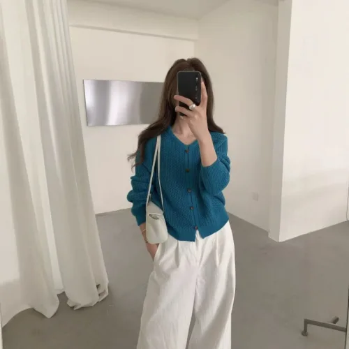 엘라누아르 여성 펀칭 디테일 라운드넥 슬림핏 세련된 데일리 상의