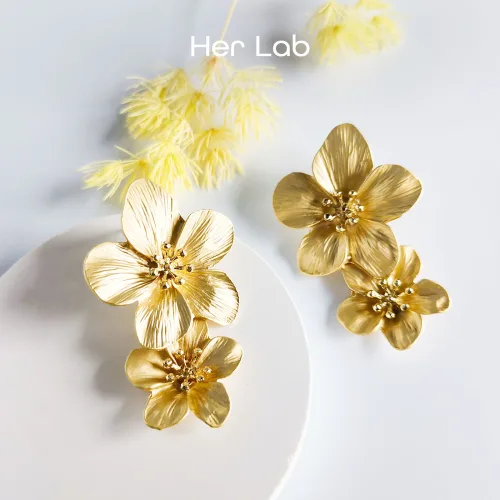 Her Lab 14k 골드 도금 Boho 꽃 귀걸이 꽃 모양 데이지 귀걸이 골드 버드 더블 플라워 매달려 귀걸이