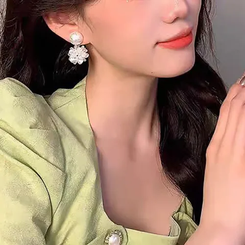 일호장신구 아크릴 플라워 드롭 귀걸이 화이트 실버 웨딩 여자 이어링